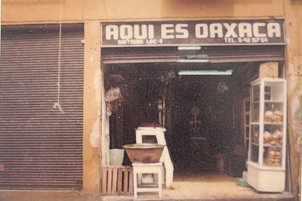 Fotografía de archivo de la tienda Aquí es Oaxaca en 1981